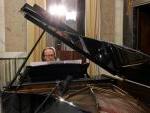 il pianista Prosseda mentre esegue "Campane all'alba" di Francesco Marino